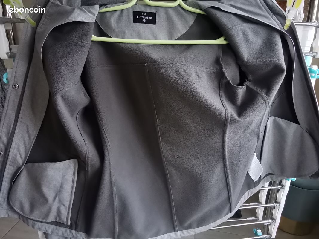 Veste de pluie C&A femme. Taille 40 (image 3)