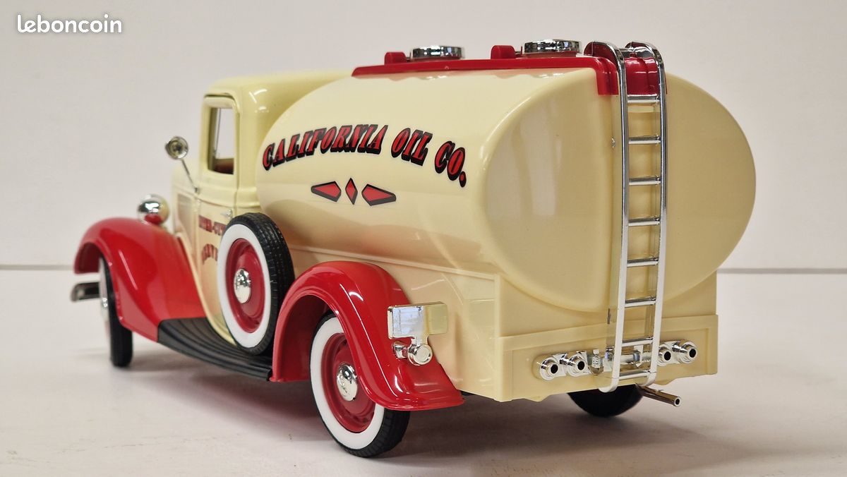 SOLIDO PRESTIGE. E:1/18. Ford V8 citerne Pompiers USA. EUR 72,48