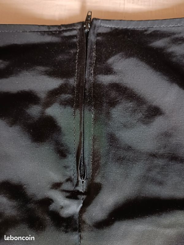 Jupe noire en tissus satiné drapée très bon état (image 6)