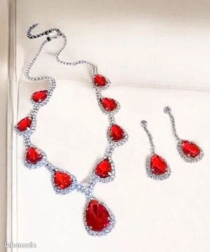 Parure élégante composée de collier et boucles d’oreilles avec cristaux rouges (image 2)