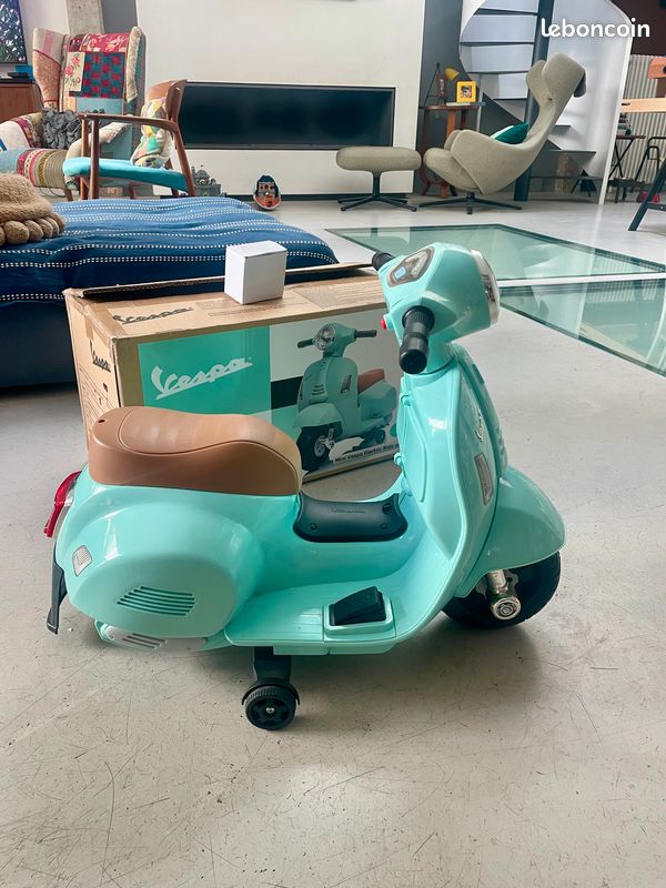 Petit scooter Vespa électrique (image 6)