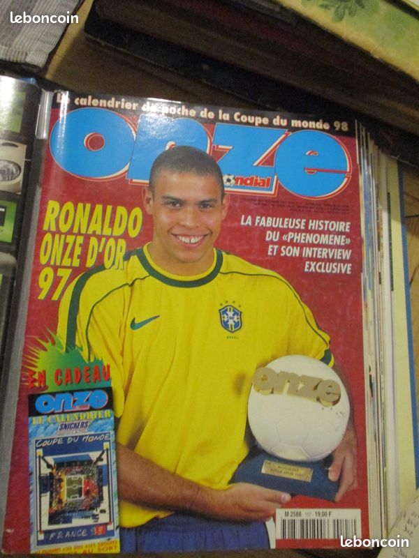 MAGAZINE FOOTBALL ONZE MONDIAL N° 207 EN BON ETAT AVEC FICHES + POSTER