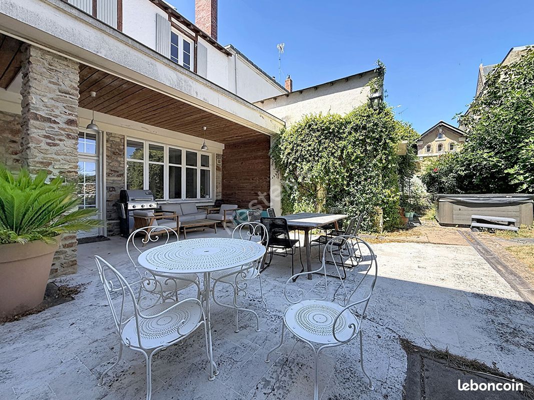 Maison 6 pièces 208 m² · au Lion-d'Angers · 208 m² · 1 320 €/mois