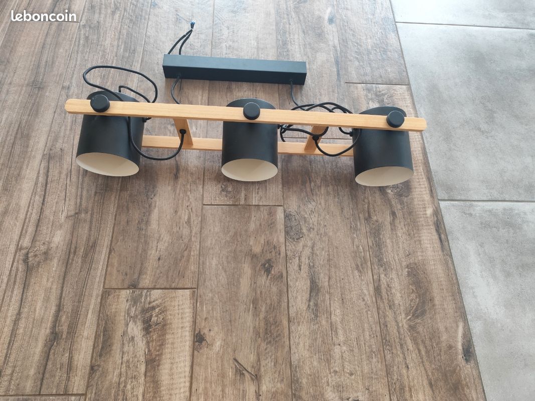 Joli luminaire / rampe 3 spots en bois clair et métal noir (image 1)