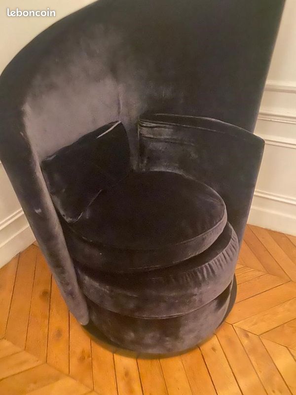Fauteuil en velours bleu nuit (image 1)