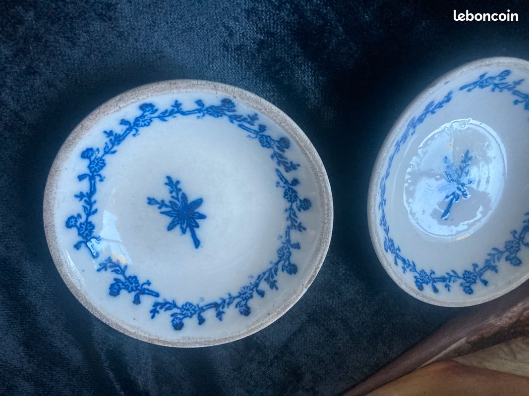 NAPLES : Deux tasses miniatures et leurs soucoupes en