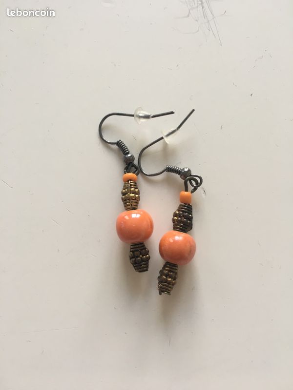 Une paire de boucles d’oreilles pendantes (image 1)