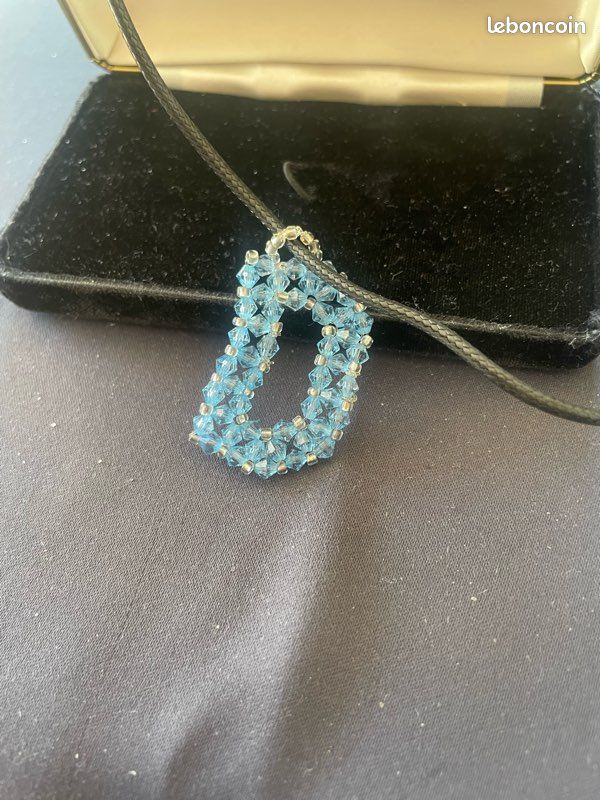 Collier avec une initiale D neuve en perles bleues (image 2)