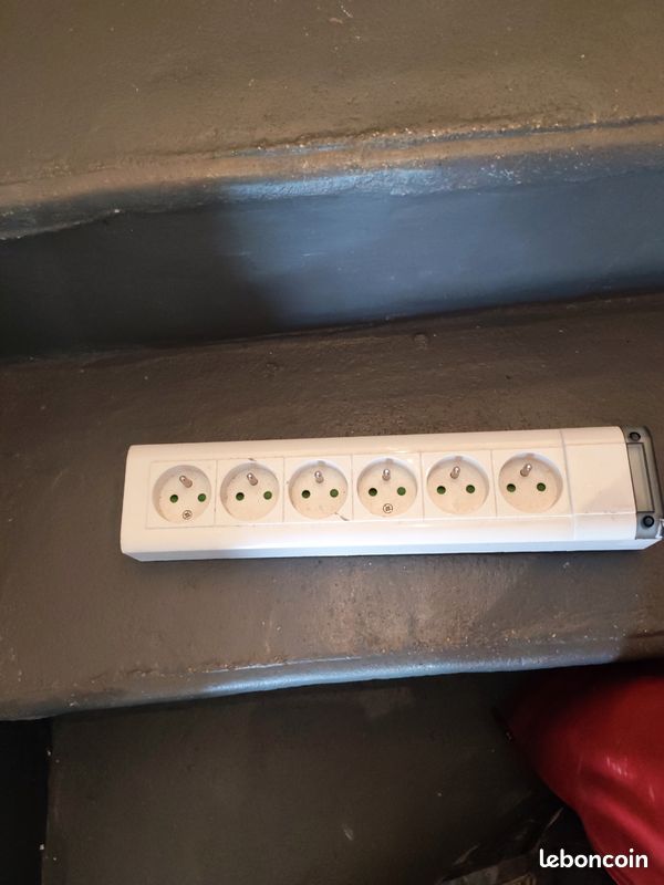 Legrand - Bloc multiprise fixable 6 prises de courant 2P+T longueur 343mm - à cabler - (image 1)
