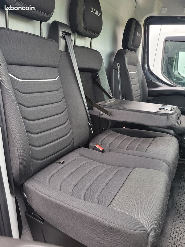 IVECO DAILY 35C21 HA8 V16 FOURGON PACK COMFORT PLUS + PACK STYLE + KEYLESS 03 PLACES comme NEUF avec ATTELAGE / MOTEUR 3 LITRES / CAMÉRA / SUSPENSION RENFORCÉE 07 LAMES ( Prix de Vente 52 990 HT ) (image 15)