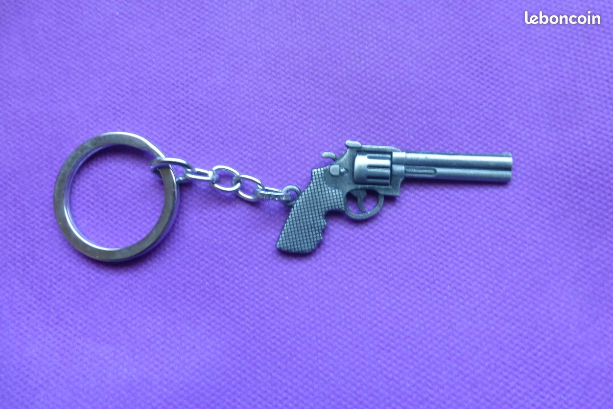 Porte-clés Pendentif Revolver Sur Croix En Métal Bronze - Marque Onwomania - Neuf Avec étiquettes