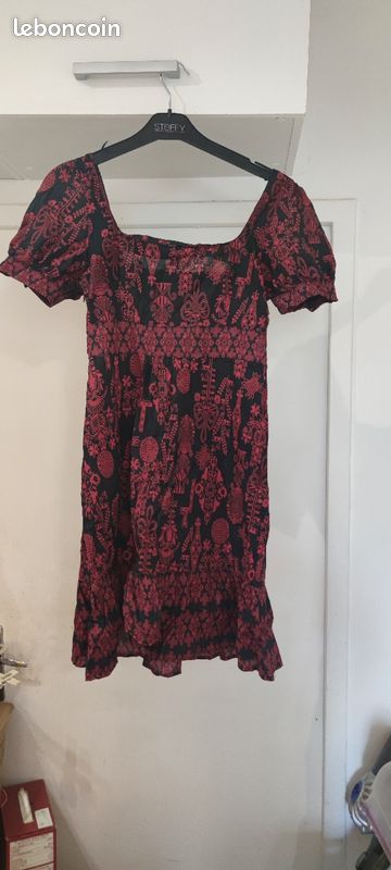 Jolie robe rouge et noire , taille : 36 C (image 2)