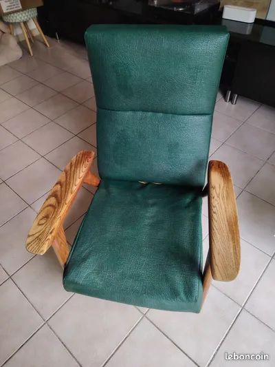 Fauteuil vintage style scandinave des années 60/70, structure en bois massif et assise/dossier en skaï vert (image 2)