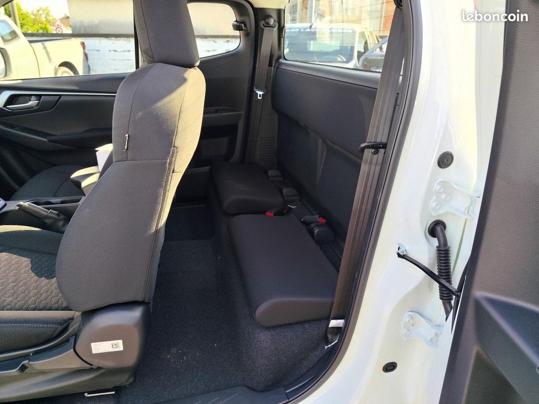 Isuzu D-MAX 2.2 DDI 164CH EVOLUTION SPACE M/T (image 6)