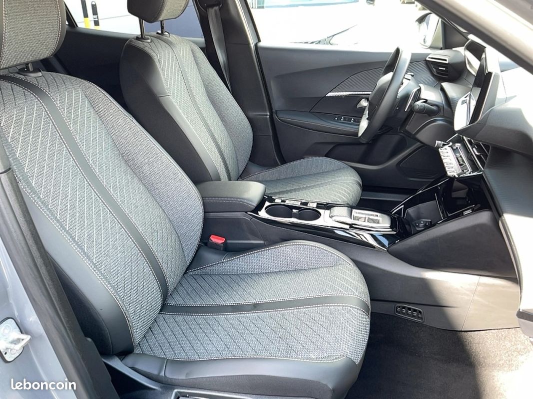 Peugeot 2008 (2) Hybrid 145 e-DCS6 ALLURE (image 7)