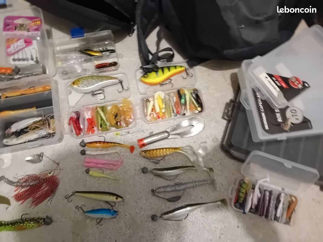 Lot De Pêche Mixte : Moulinets, Flotteurs, Leurres – Occasion Bon état