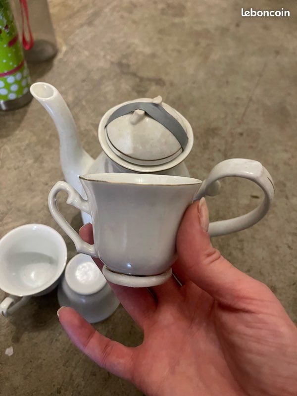 Théière blanche avec dorure avec 3 petites tasses (image 3)