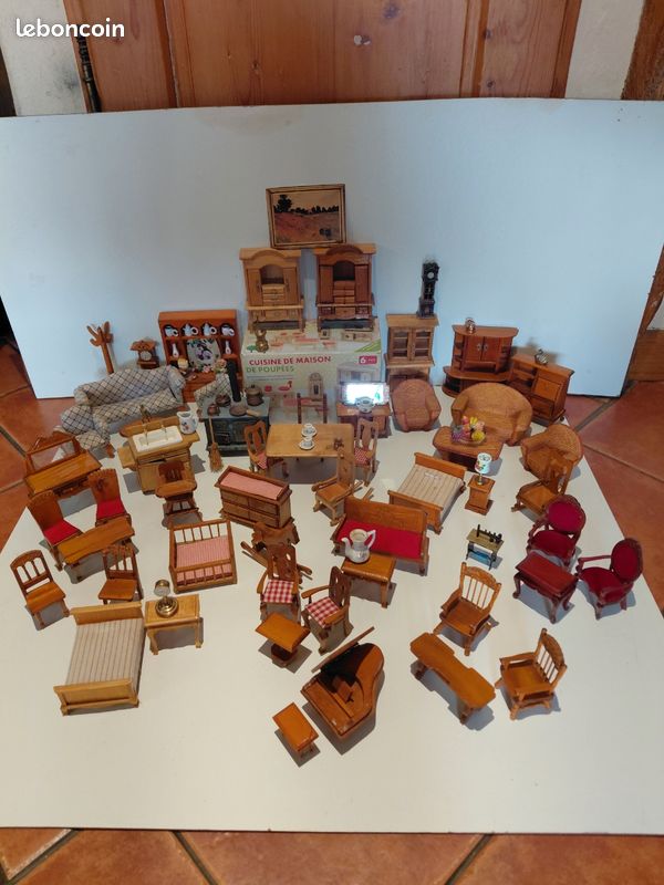 Lot De Meubles Miniatures Anciens En Bois – Pour Maison De Poupée