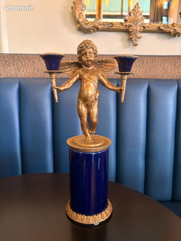 Paire de bougeoirs anciens aux chérubins ailés - Bronze et porcelaine bleu cobalt (image 2)