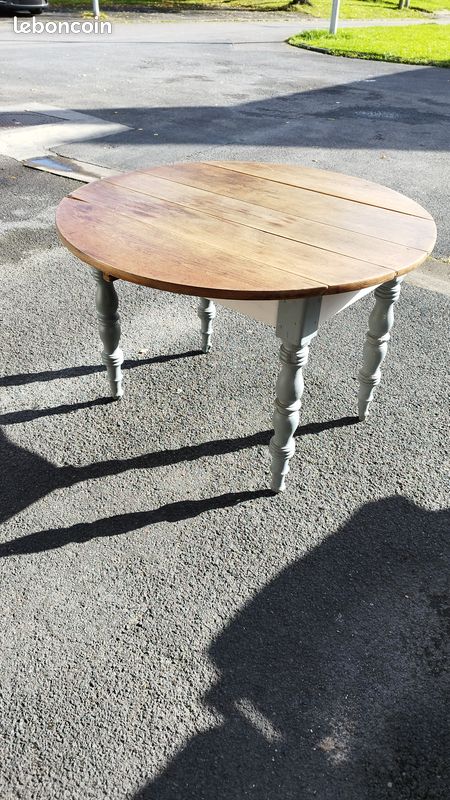 Table ronde en chêne (image 1)