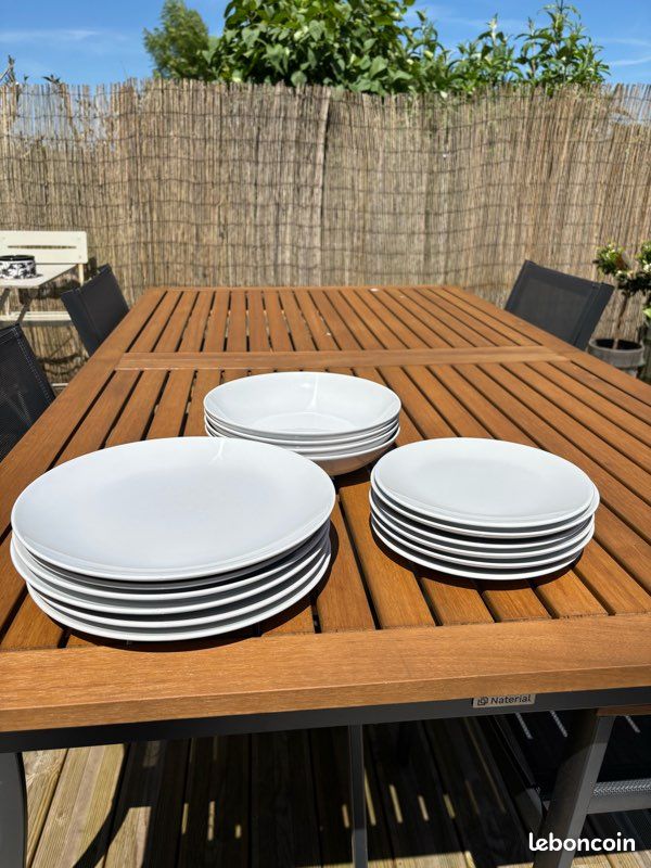 Lots de vaisselles / 6 assiettes / 6 petites assiettes / 4 assiettes creuses / couverts (image 1)