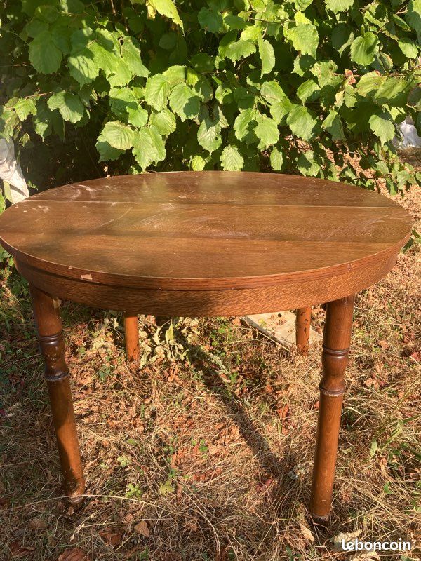 Table ronde en bois (image 1)