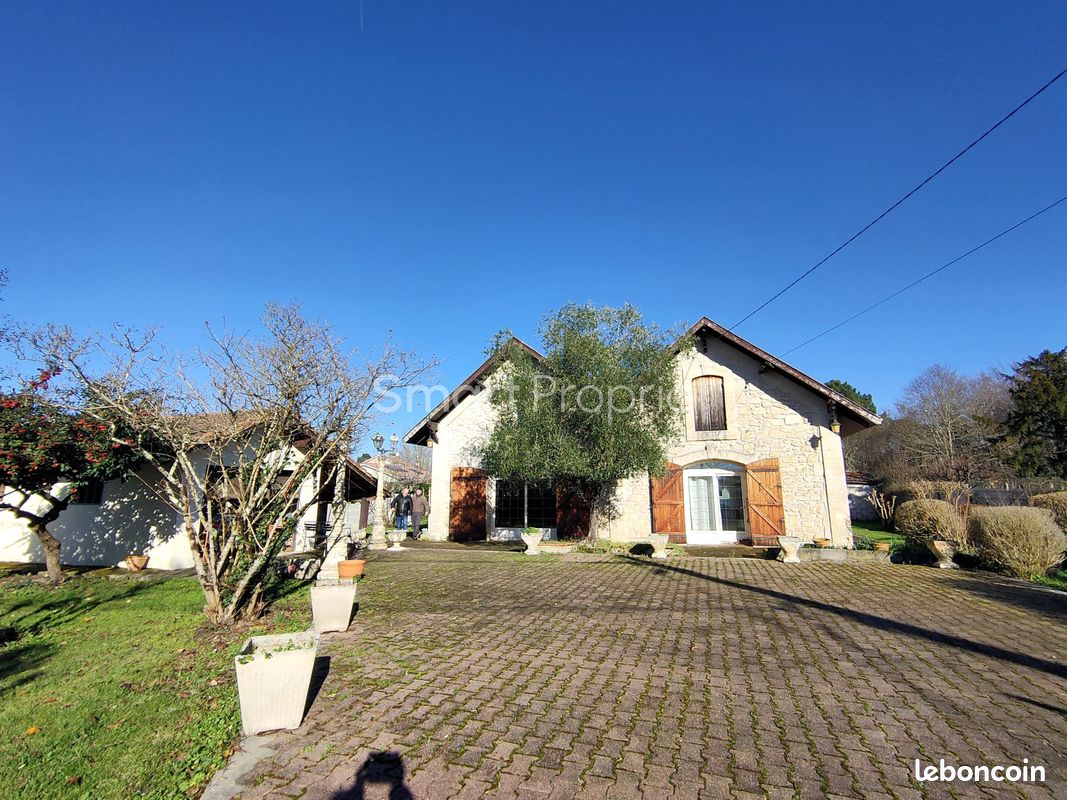 Maison 8 pièces 208 m² · à Saint-Yzan-de-Soudiac · 208 m² · 262 000 €