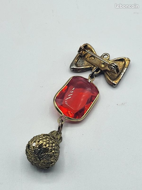 Ancienne broche / pendentif, en métal doré, Multiples