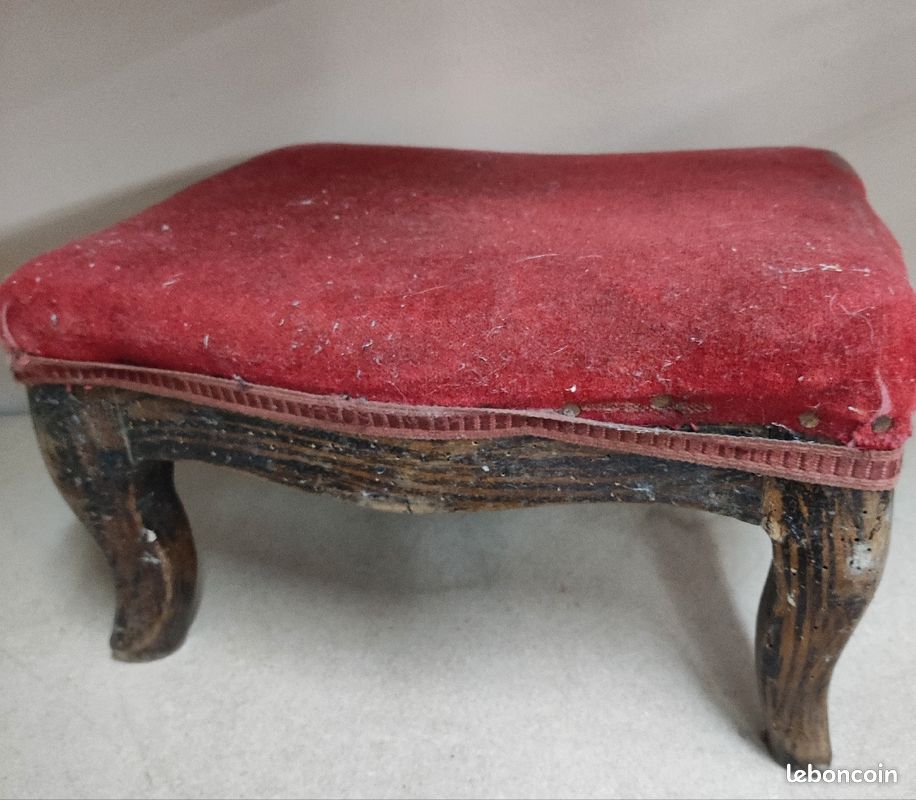 Repose-pied en bois recouvert de velours (image 4)