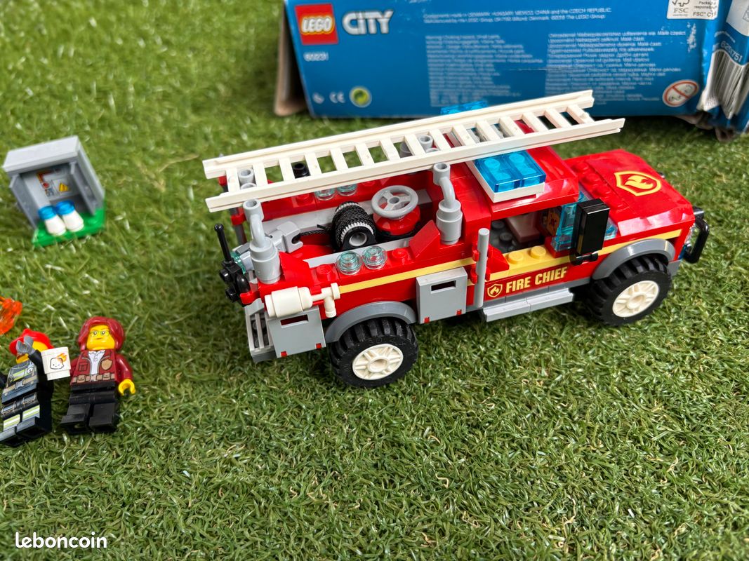 Lego City 60231 Le Camion du Chef des Pompiers (image 6)
