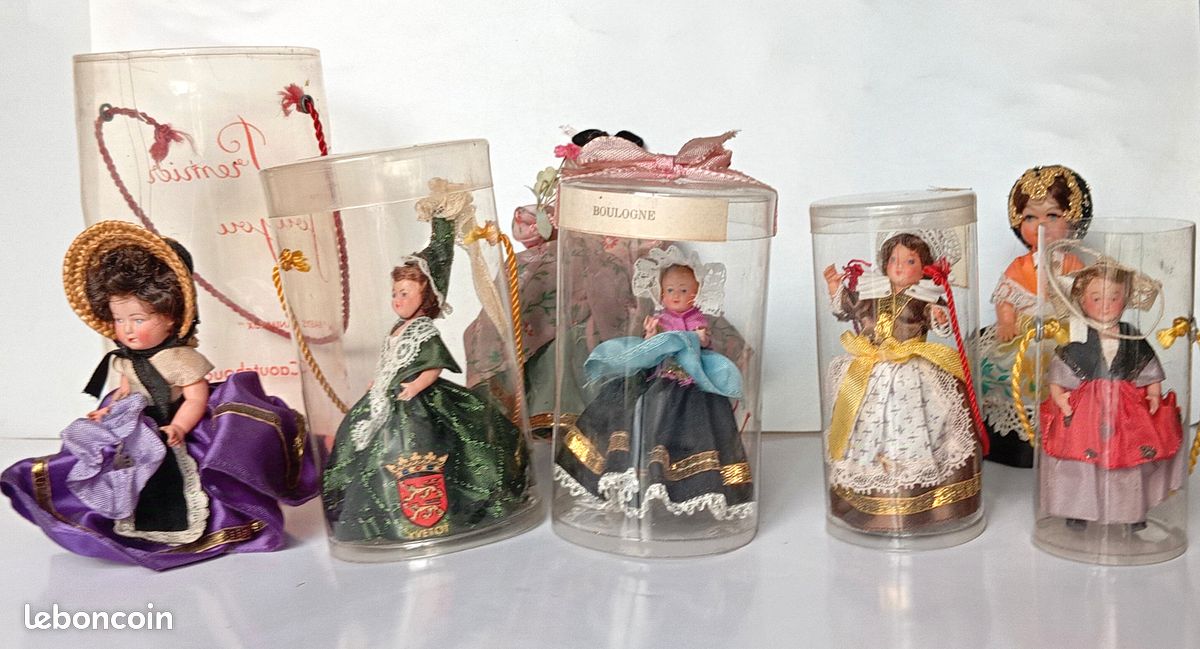 Lot de poupées folkloriques des régions de France anciennes