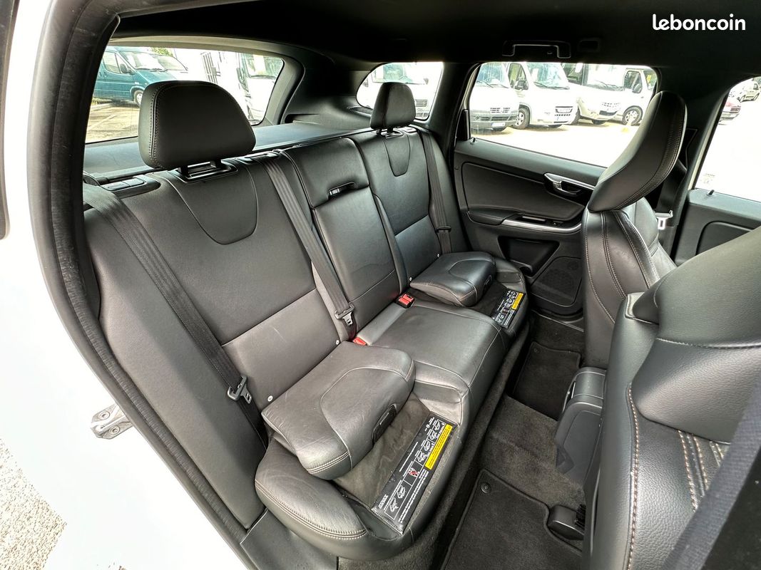 Volvo XC 60 2.0 D4 190cv Momentum AWD 4 pneus 4 saisons neufs disques et plaquettes AV neuves cuir caméra GPS Carnet d'entretien (image 6)