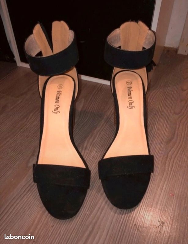 Sandales à talons sandales à talons
Porter 3 - 4 fois pour des événements es sont comme neuves.
( Il y a juste le dessous de la semelle abîmer ce qui est normal 🙄 ) voir dernière photo (image 3)