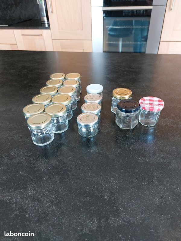 Lot de 18 petits pots en verre avec couvercles (image 1)