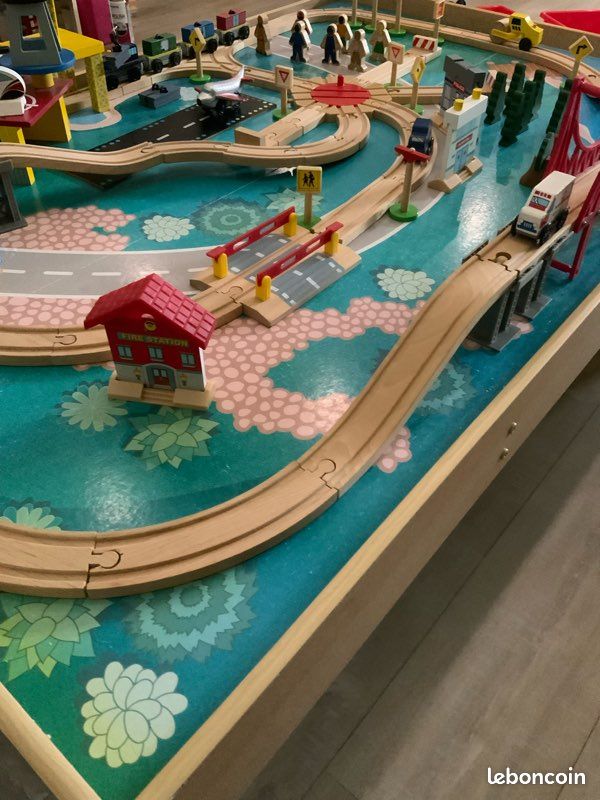 Table avec train en bois (image 10)