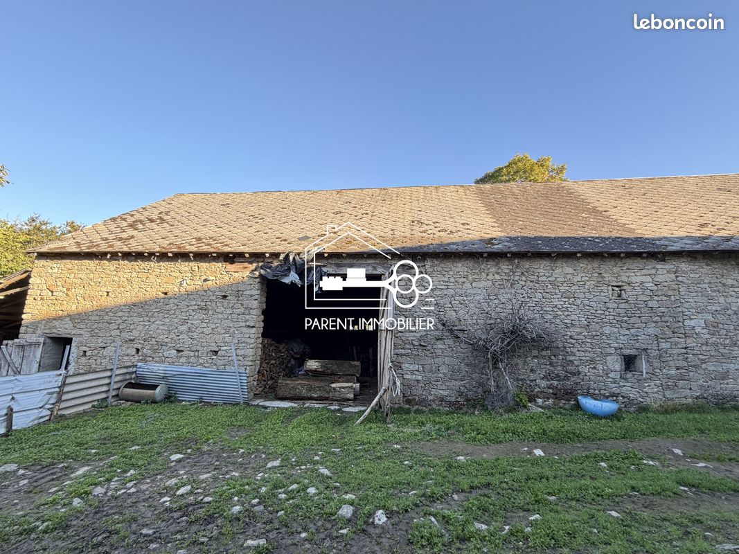 Maison 1 pièce 145 m² · à Saint-Agnant-de-Versillat · 145 m² · 18 000 €