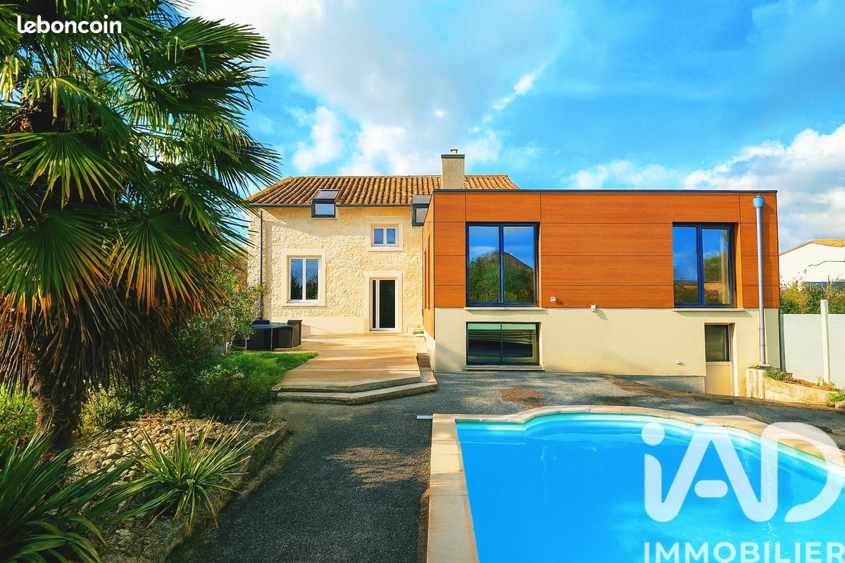 Maison 7 pièces 199 m² · à Fontaine-le-Comte · 199 m² · 435 000 €