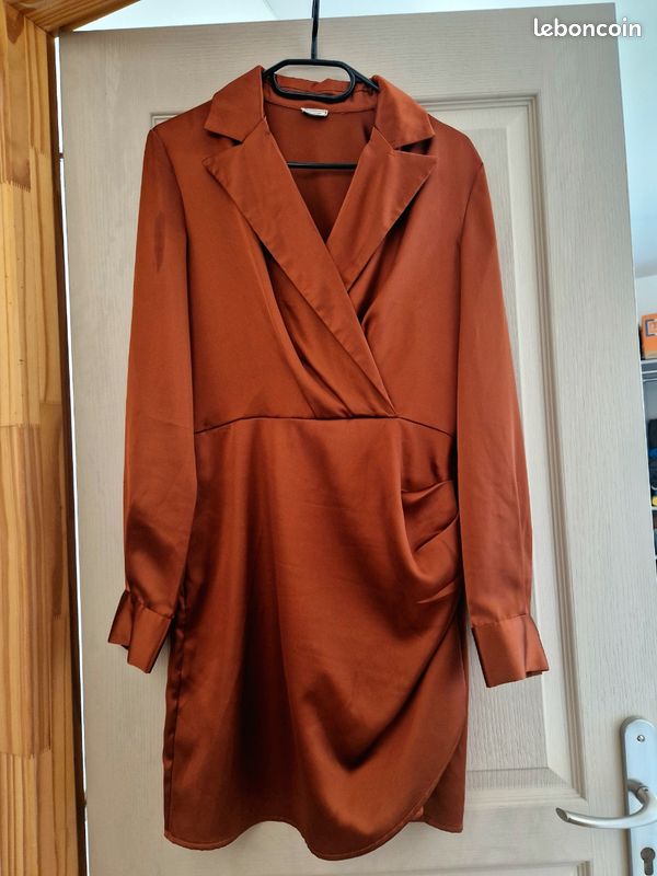 Robe courte cache-cœur en satin Vêtements