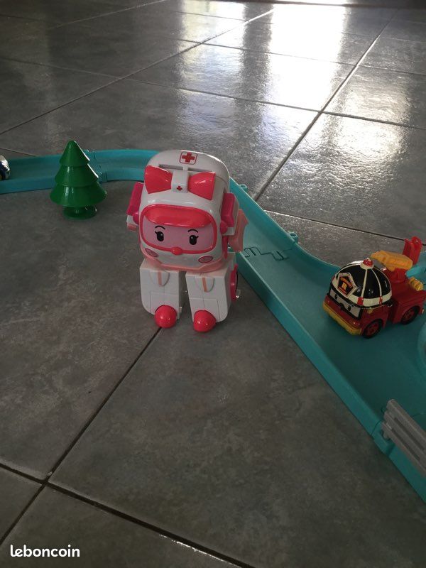 Robocar Poli – Centre De Commande Quartier Général – 27 Cm, Toit Ouvrant, Héliport, Pistes, Figurine Julie Incluse – Dès 3 Ans