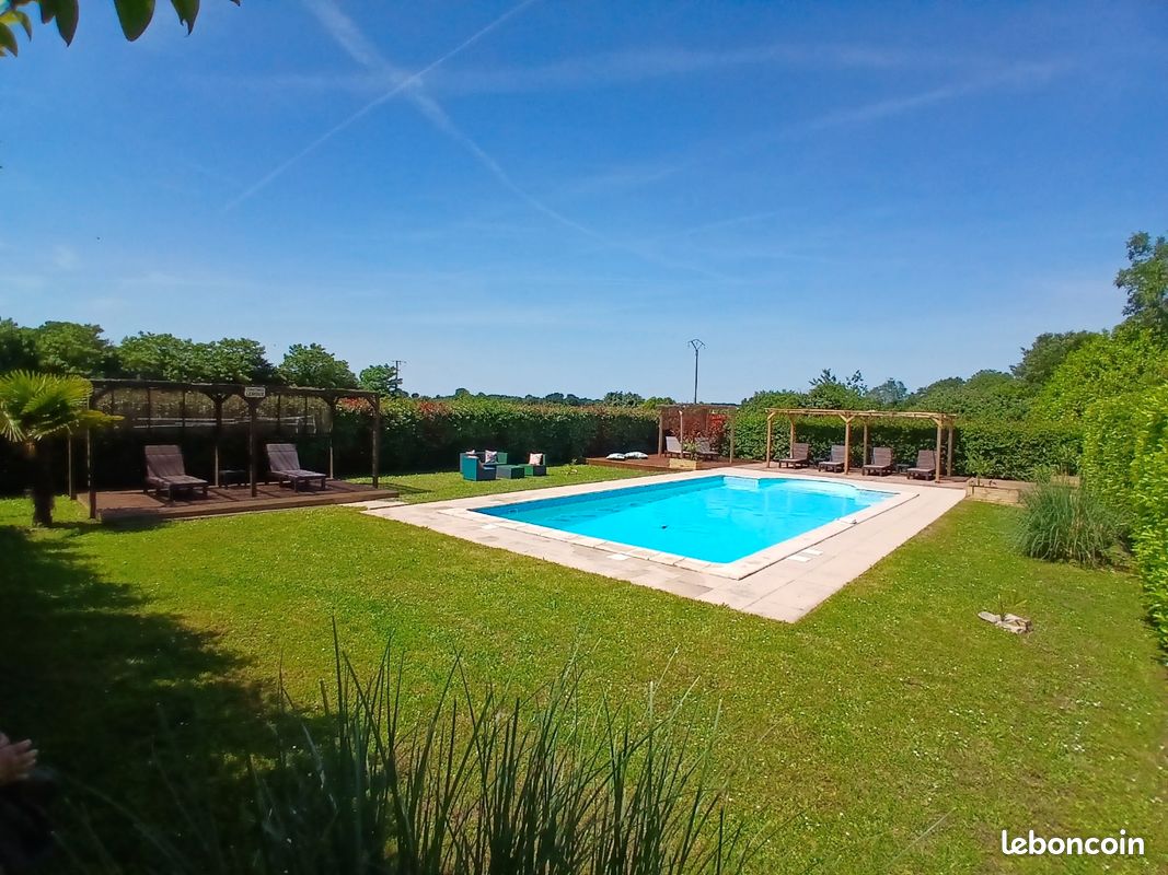 Maison 14 pièces 500 m² · à Brux · 500 m² · 760 000 €