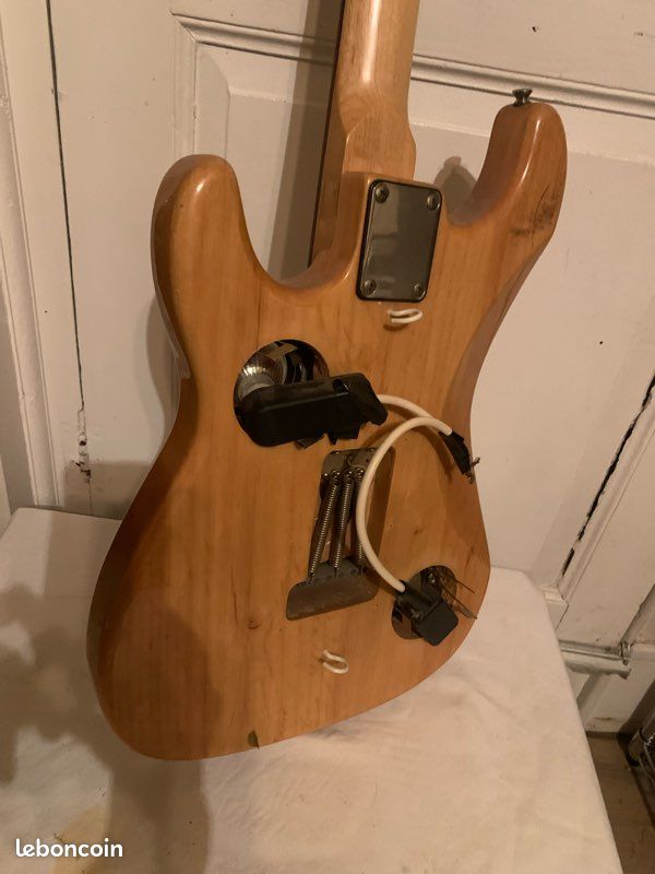 Véritable guitare électrique transformée en luminaire (image 3)