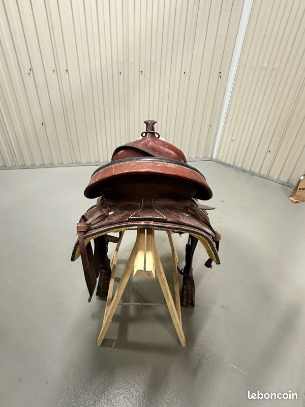 Bottes Et Selle Western En Cuir Pour Cheval - Avec Sangles Et éperons