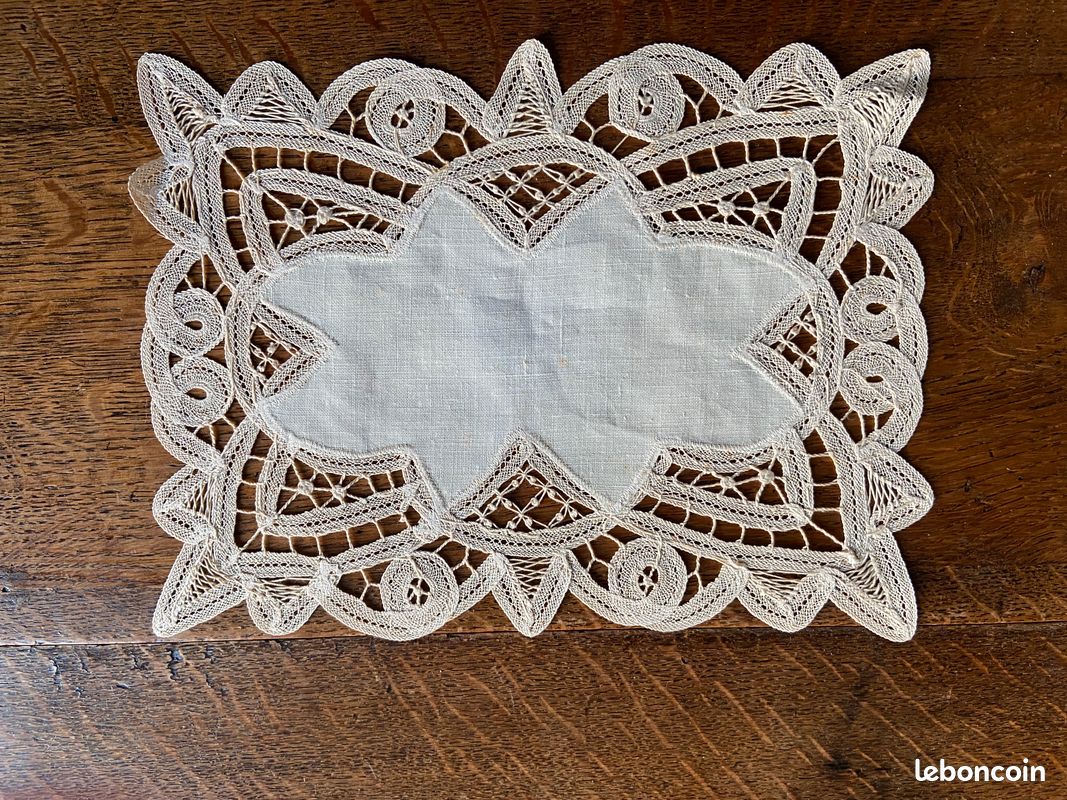 Lot 8 napperons anciens (image 7)