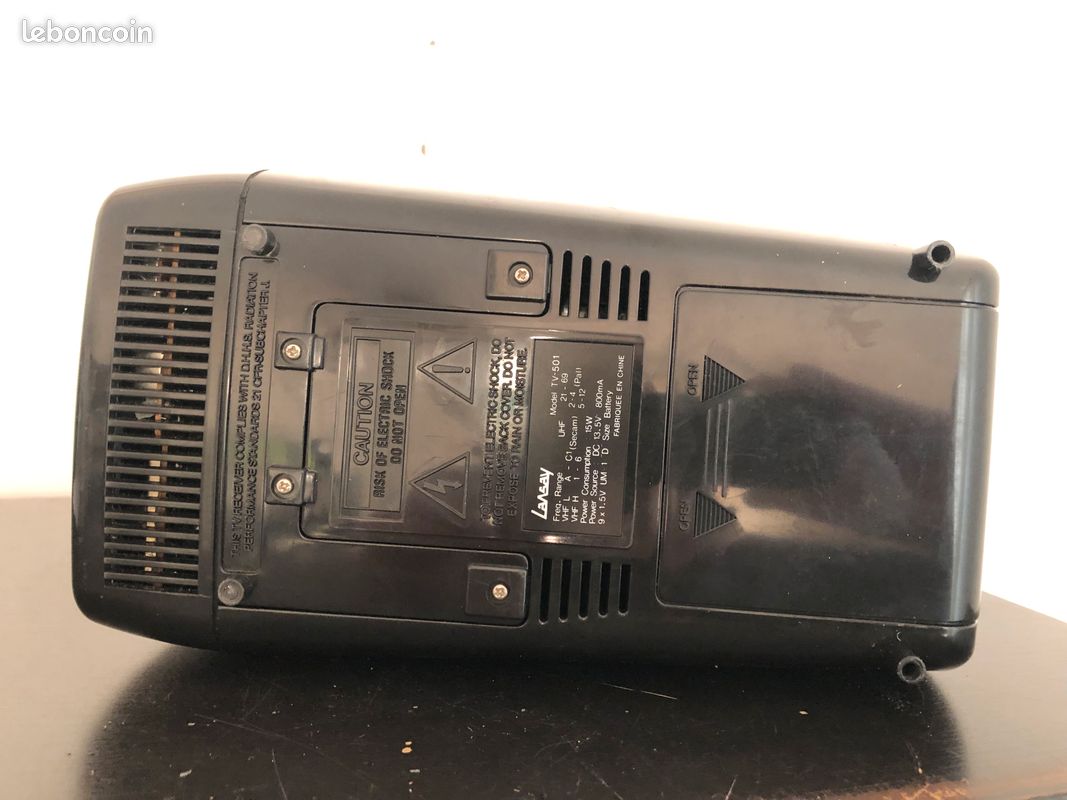 Russe Ancien Téléviseur Noir Et Blanc Isolé Sur Blanc Avec Des Chemins De Detourage E4jm8y