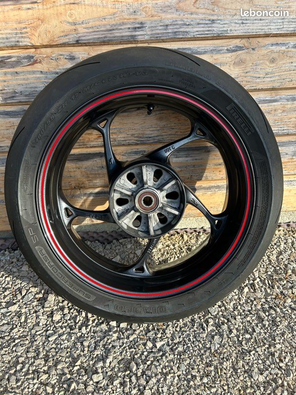 Roue AR ( jantes et pneus ) triumph street triple rs (image 2)
