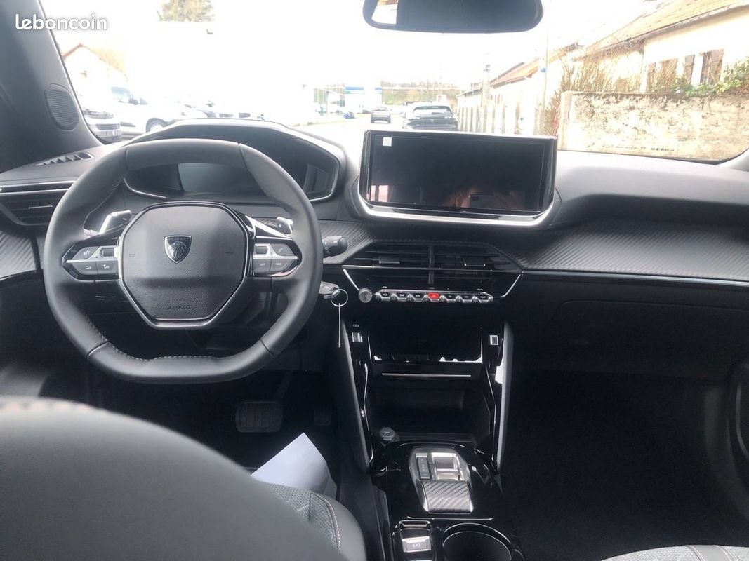 PEUGEOT 2008 Hybrid 145 e-DCS6 Allure (image 8)