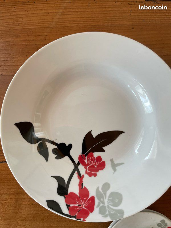 Service à vaisselle, fleurs rouge et noir (image 2)