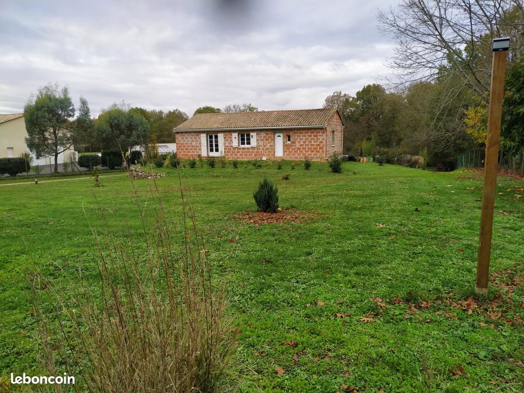 Maison 6 pièces 210 m² · à Lamothe-Montravel · 210 m² · 139 000 €