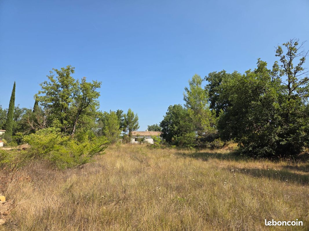 Terrain viabilisé 1 022 m² – Néoules – Libre constructeur · 180 000 €