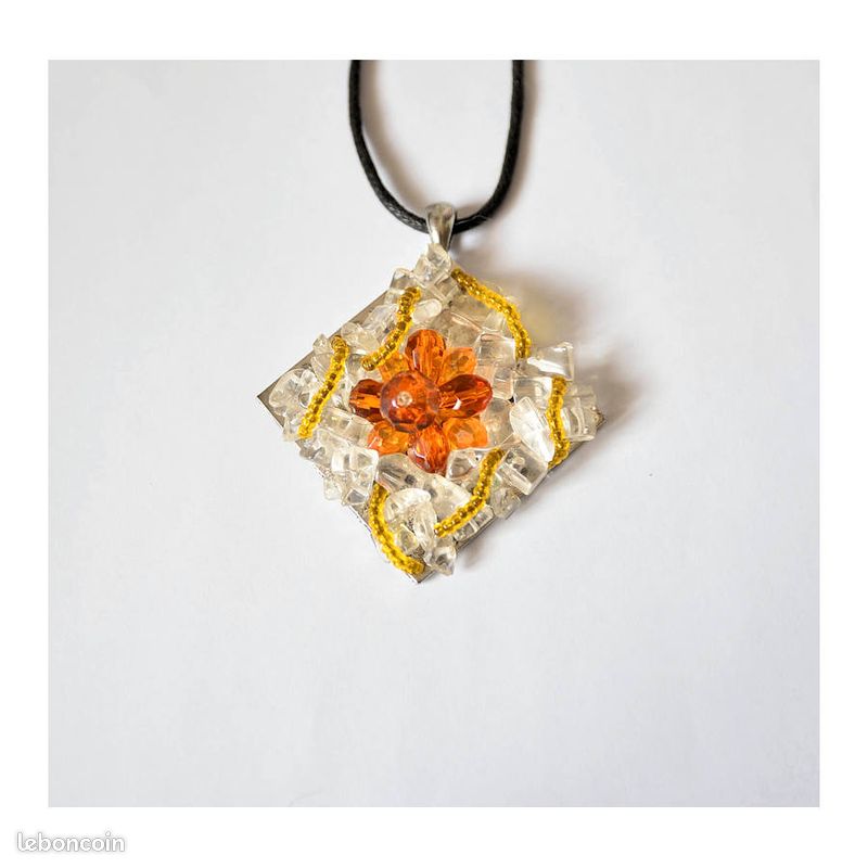 Collier pendentif (image 1)